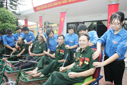 GIÚP NGƯỜI CÓ CÔNG VƯỢT KHÓ, VƯƠN LÊN